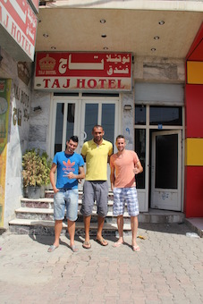 Os jogadores Flávio, Fábio e Maurício, na porta de seu hotel em Zakho